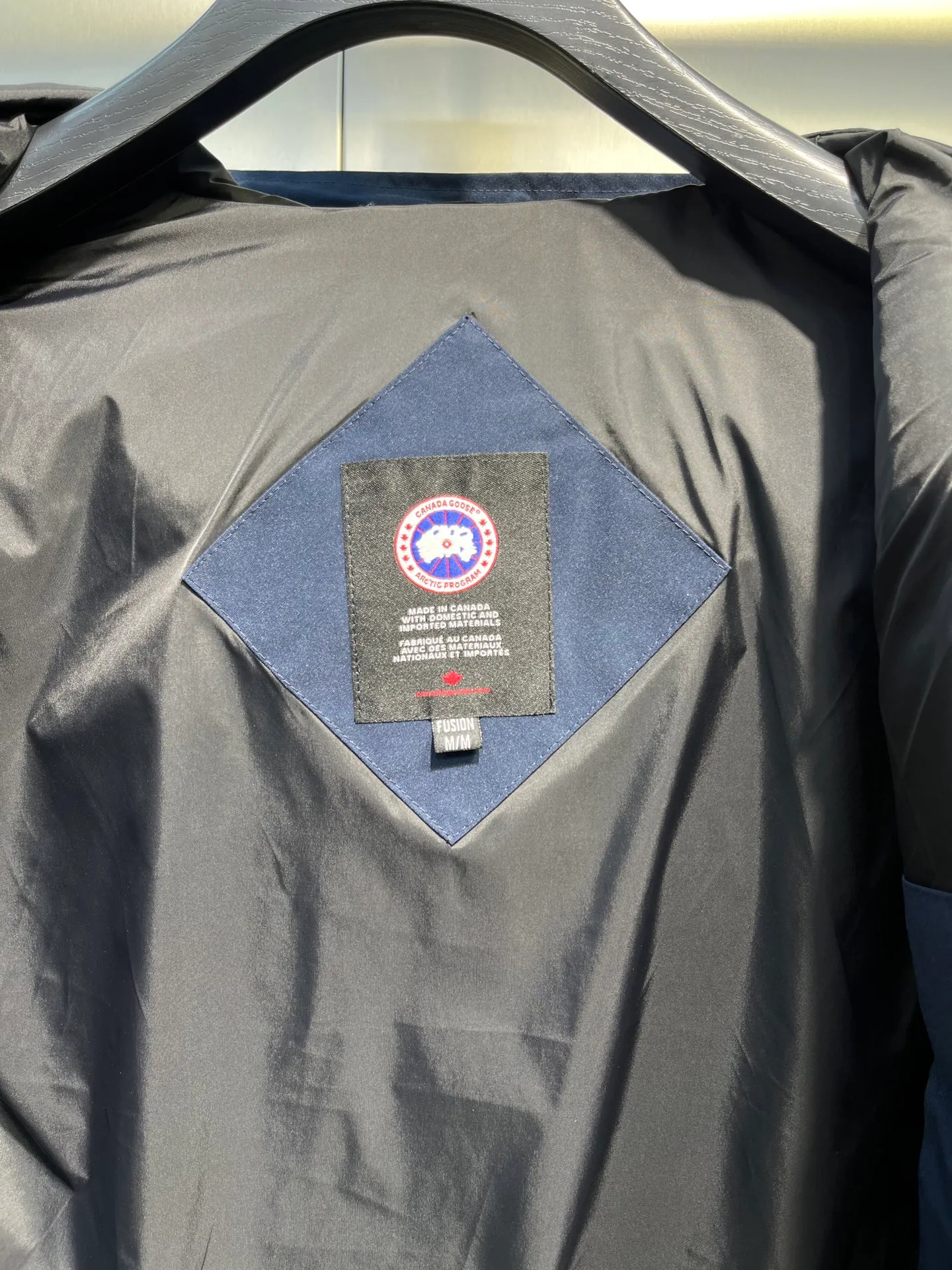 P700 Goose 🌟17 styles of chest patch, same style for men and women, cold-resistant down jackets! The fur collar is detachable. The natural Siberian coyote fur collar has a delicate yet strong feel, which comes from the sense of life that comes from the erosion of wind and frost in nature. The market usually uses raccoon fur or fake fur instead, which is not even the slightest bit better! The collar part has cold-proof flannel, which is close to the head and neck, comfortable and warm! The fabric is made of high-density nano-level waterproof fabric, which is windproof and wear-resistant and has a certain thickness! The zipper is the official YKK brand! The waist has an elastic waistline design that can be adjusted according to yourself! There is also an anti-wind Velcro inside! Seamless threaded cuffs to avoid stiffening! In order to prevent cold wind from pouring in, a double closure design is adopted. On the premise of the traditional zipper fly, six Velcro fasteners are used for secondary closure, which brings better warmth retention effect. It retains the classic hooded design and uses super large luxurious wolf fur to protect against wind and cold. No matter how low the temperature is this winter, one piece is enough. I’ll give you the wind and temperature. Size: s-xxl